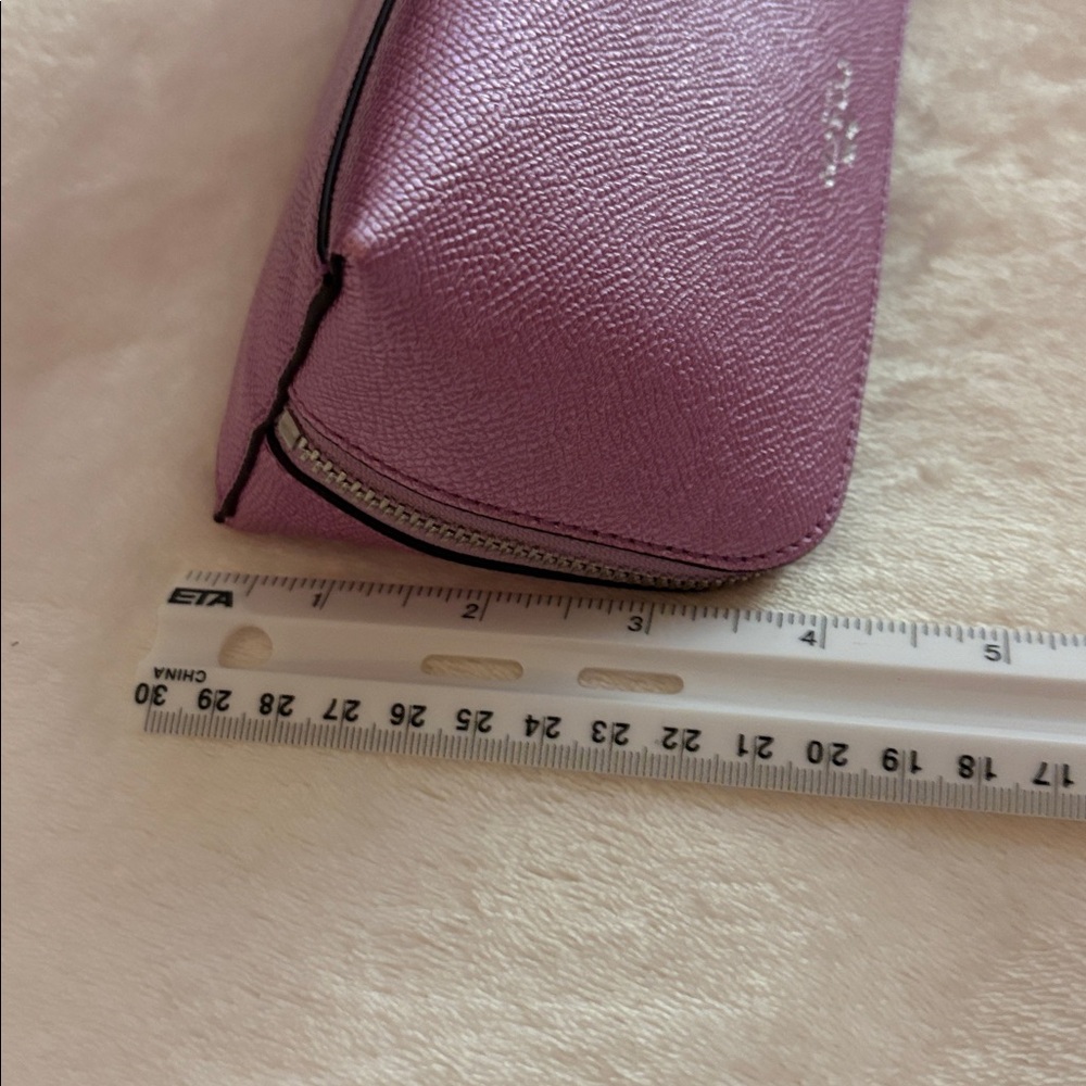 Coach Purple Metallic Cosmetic Bag
A metallic lilac almost
Final sale - Picture 5 of 6
